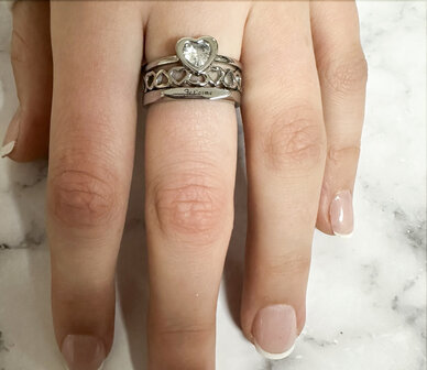 Charmin&#039;s Ring met Hartvormig Wit Kristallen Steentje Staal R1653 &ndash; Romantische Eyecatcher