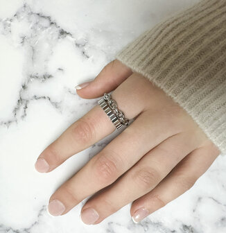 Charmin&#039;s Ring met Geslepen Rechthoekjes en Matte Details R1545 &ndash; Modern en Architectonisch