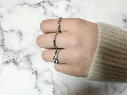 Charmin&#039;s Goudkleurige Ovale Ring met Gehamerd Design Staal R1642 &ndash; Authentiek en Handmade Look