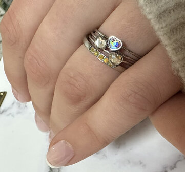 Charmin&#039;s Goudkleurige Ring met Wit Kristallen Hartsteentje Staal R1573 &ndash; Birthstone April