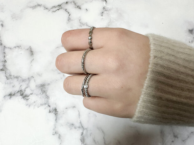 Charmin's Goudkleurige Ring met Acht Hoeken en Strak Design Staal R1636 – Modern met een Punk Twist