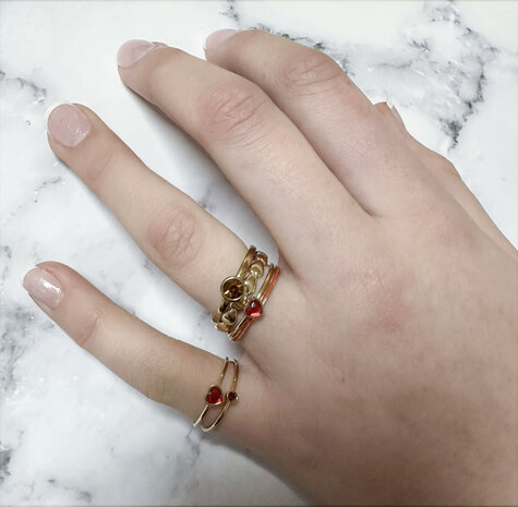 Charmin's Goudkleurige Ring met Wit Kristallen Hartsteentje Staal R1573 – Birthstone April